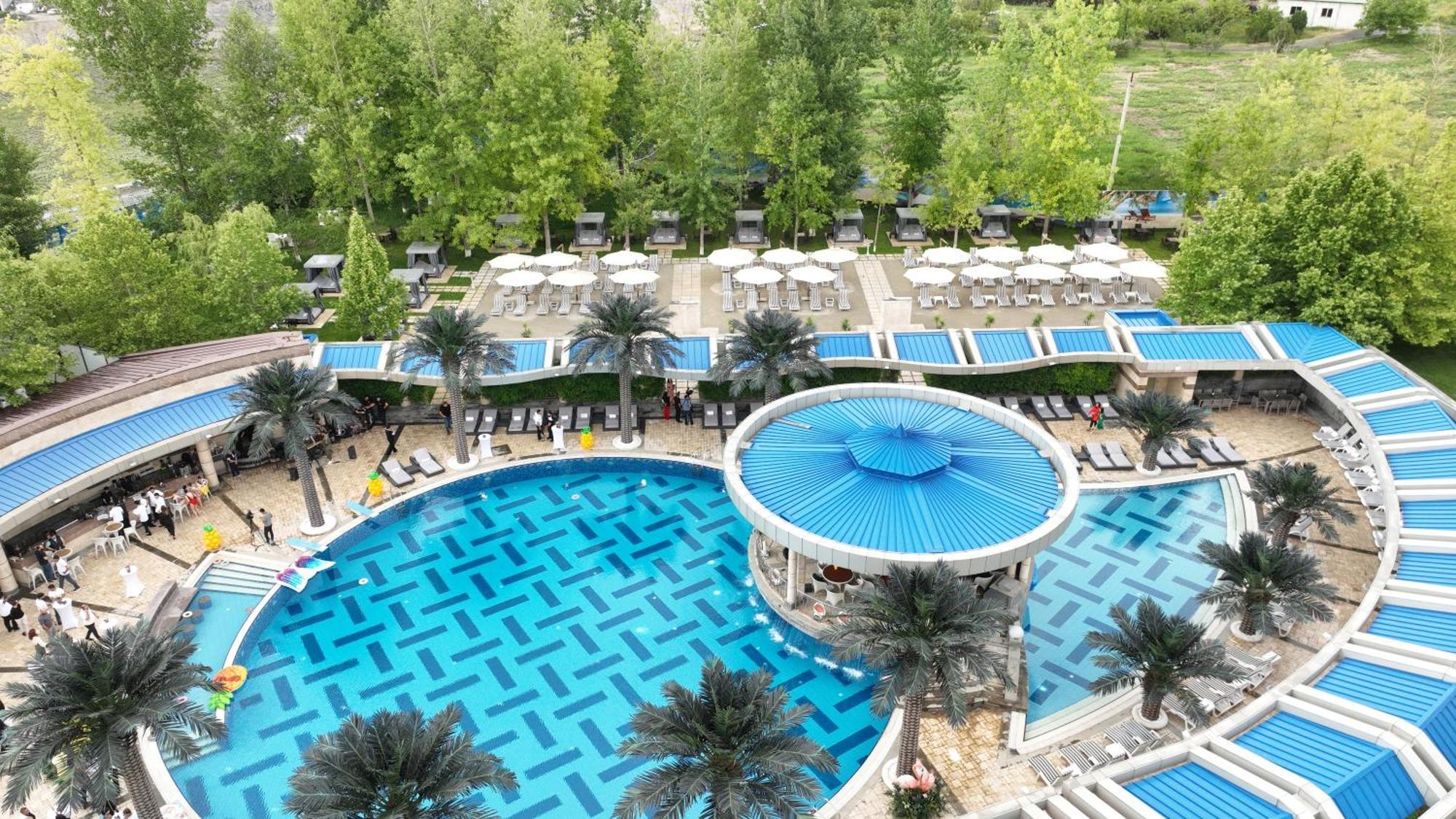 Multi Grand Hotel Ptghni Exterior foto