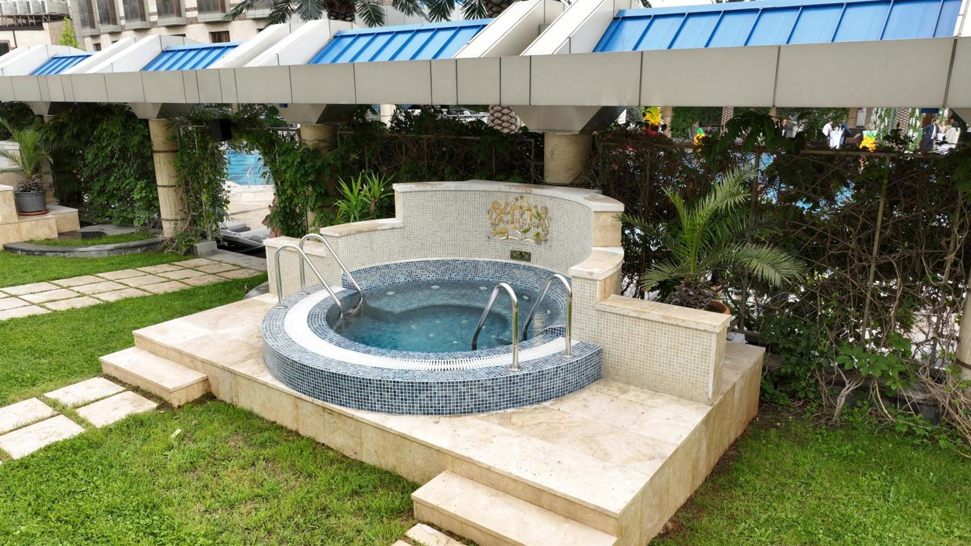 Multi Grand Hotel Ptghni Exterior foto