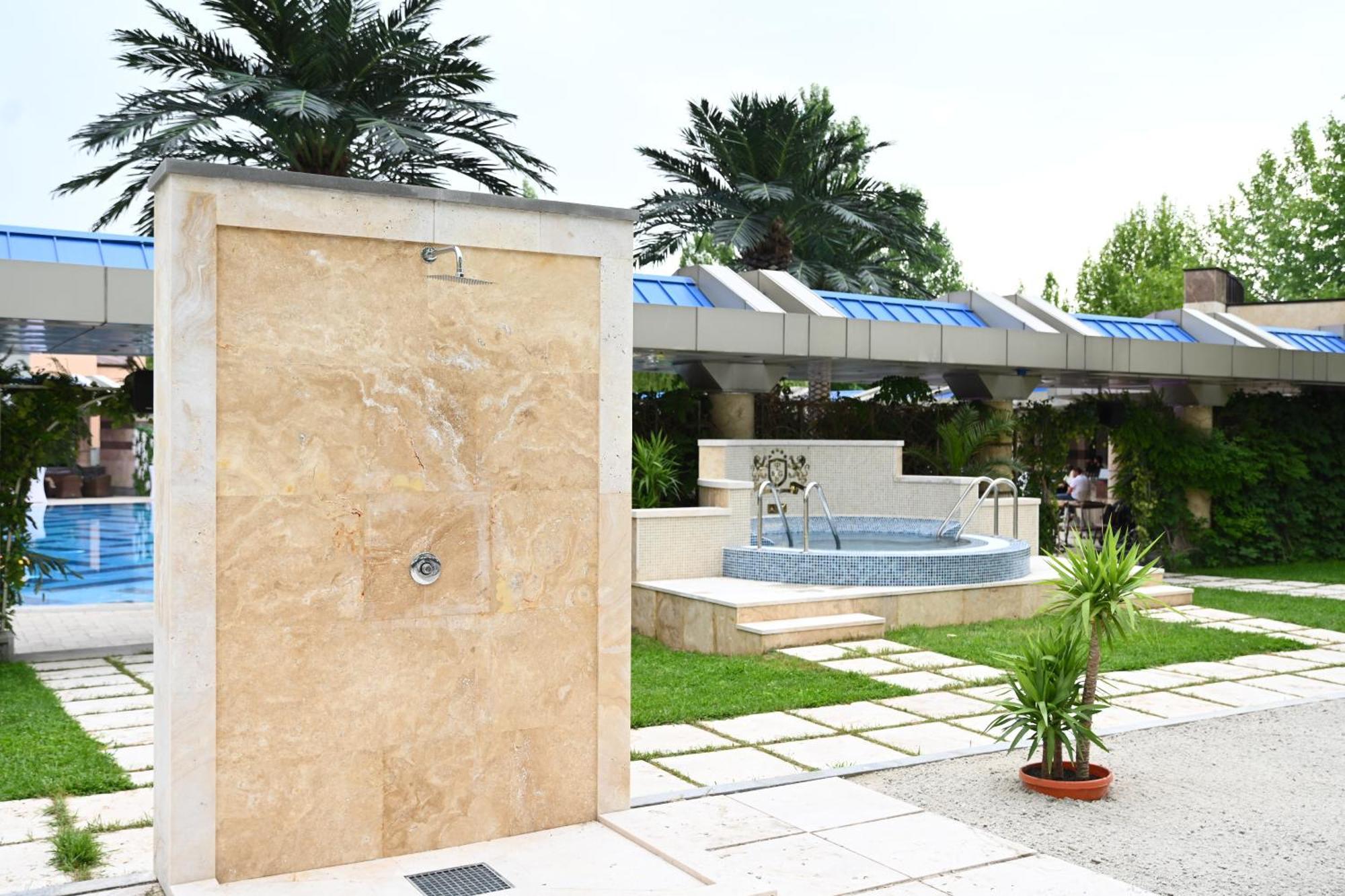 Multi Grand Hotel Ptghni Exterior foto