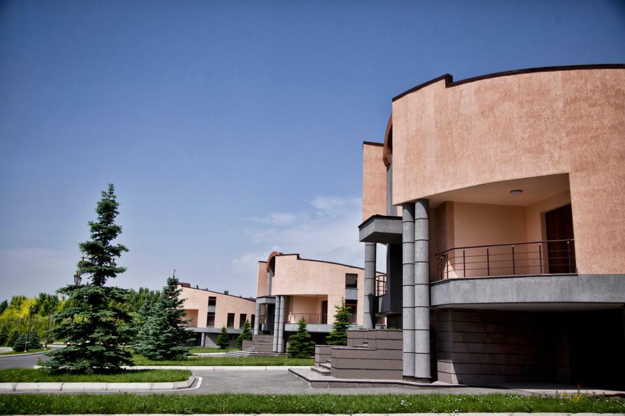 Multi Grand Hotel Ptghni Exterior foto